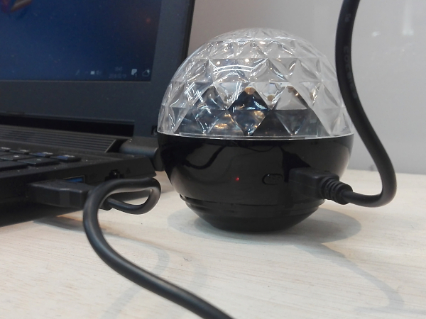 「Flash LED」充電中（LED表示灯が赤色点灯）