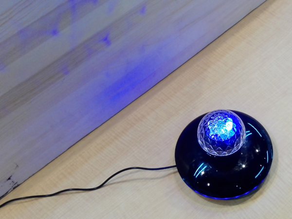 「Flash LED」壁に青色LEDがあたっているところ