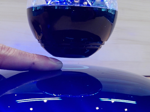 「Flash LED」ボールとベースの間に指を入れてるところ