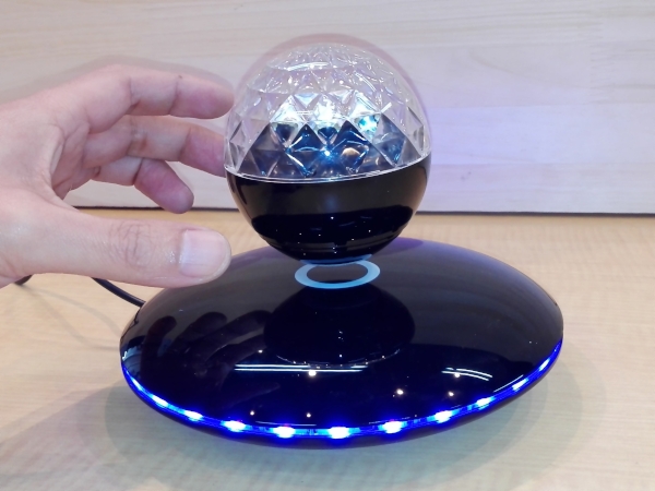 「Flash LED」ボールをのせたところ