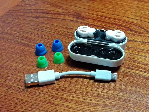 次世代耳栓「Quiet On」本体、充電器兼収納ケース、イヤーチップ、USB変換ケーブル