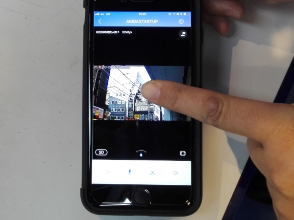 アプリ画面の画像を指でスライドするとAUDUBEのカメラ（首）が動く