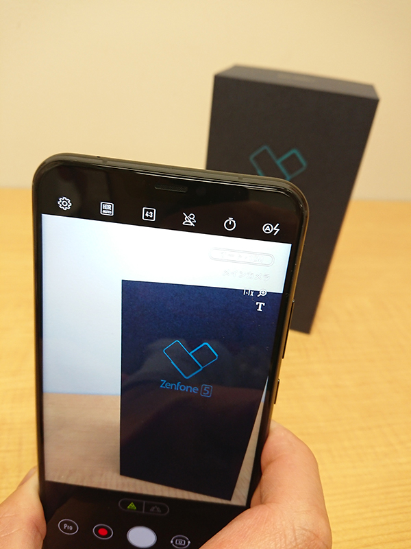 液晶右上を見ると『T』のアイコンが表示され『ZenFone 5』をテキストと判別しているのが分かる