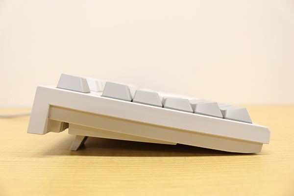 REALFORCE TKLシリーズの各キー列にはホームポジションからのキー入力が快適に行える角度がつけられている