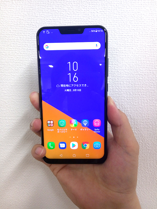 ZenFone5 握った状態で、人差し指にあたる位置に指紋認証センサーがある