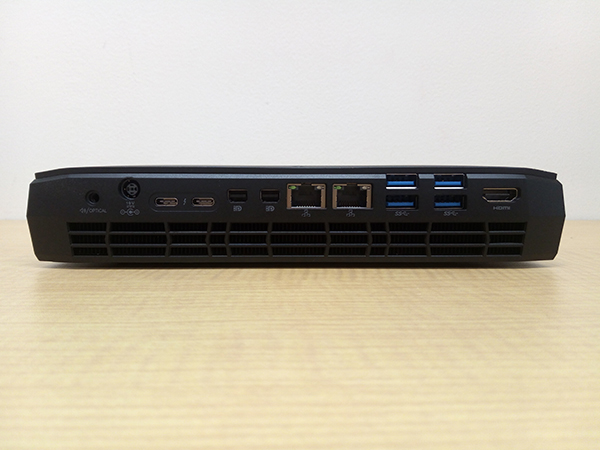 小型ゲーミングPC「NUC8i7HVK」の背面