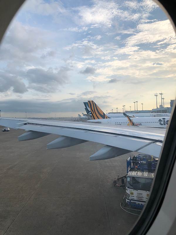 飛行機の中から空港を撮影