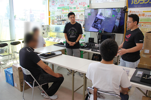 パソコン工房 新潟女池店 左側が森田健介さん、右側が門馬ファビオさん