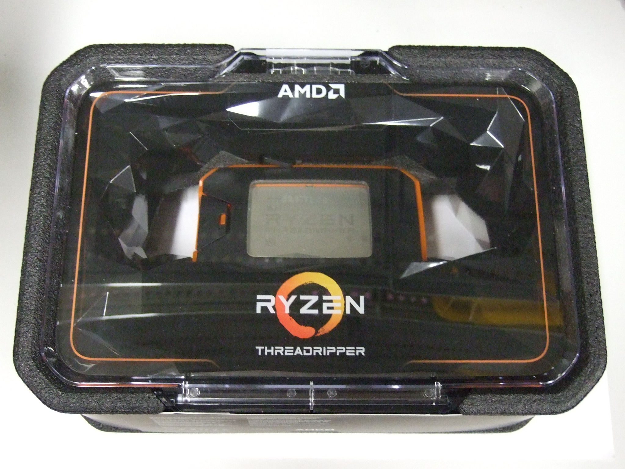 AMD Threadripper 2950X パッケージ