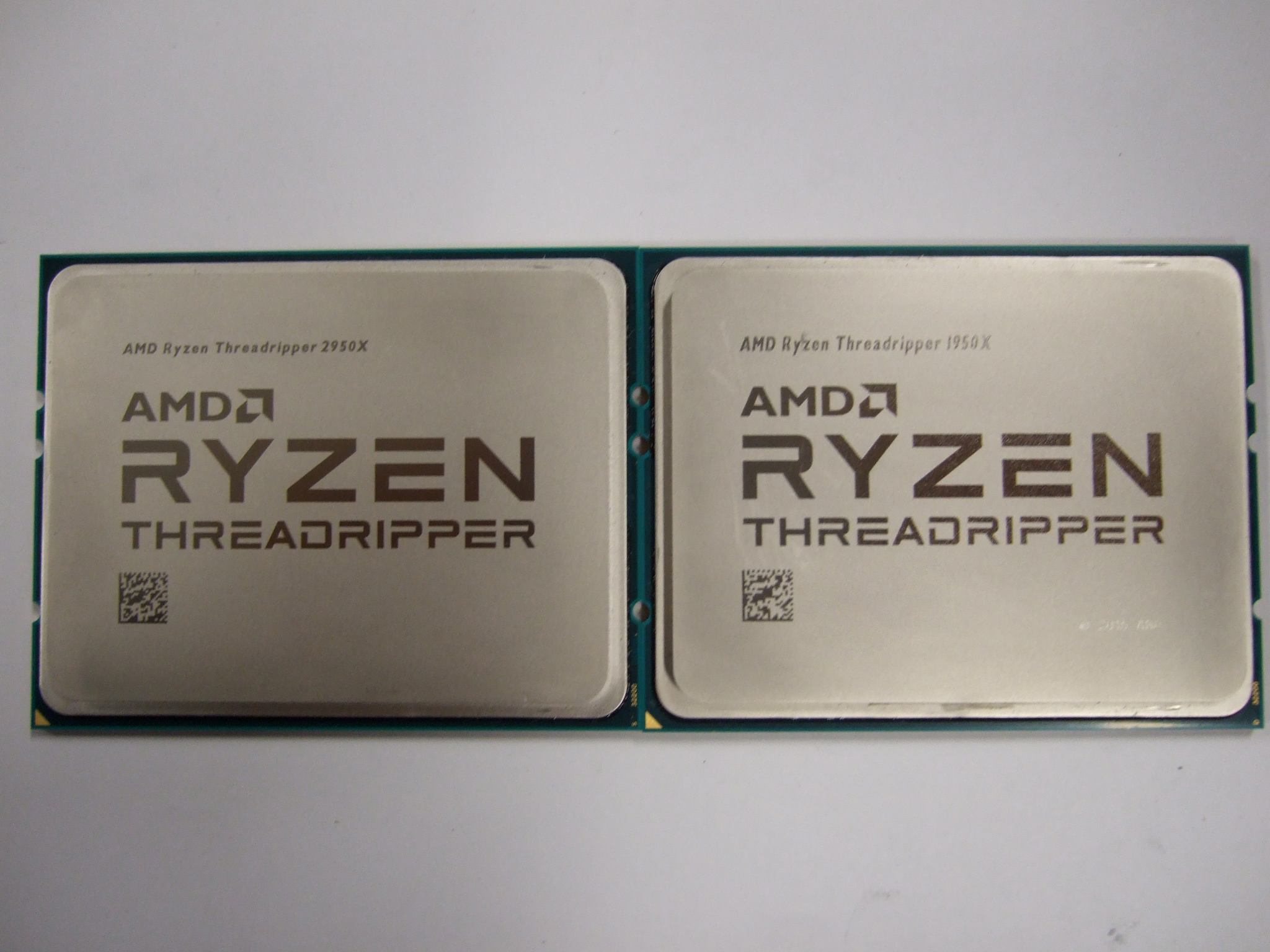 《左：Ryzen Threadripper 2950X / 右：Ryzen Threadripper 1950X 》上部の「AMD Ryzen Threadripper ～」の刻印が若干異なっています