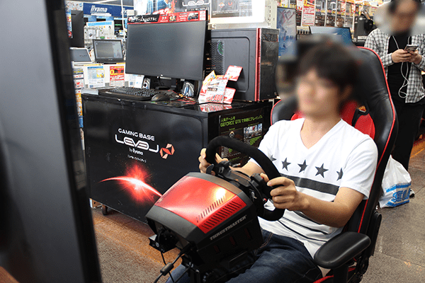 THRUSTMASTER のハンドルコントローラーとAKRacingゲーミングチェア