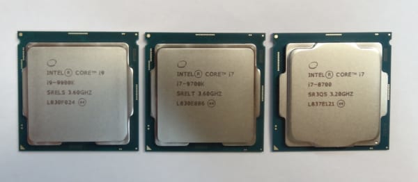 左：Core i9-9900K、中央：Core i7-9700K、右：Core i7-8700 》 第9世代と第8世代ではヒートシンクの形状が異なっています