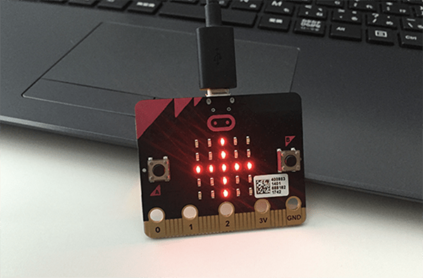 micro:bit表面のLEDが「＋」型に点灯