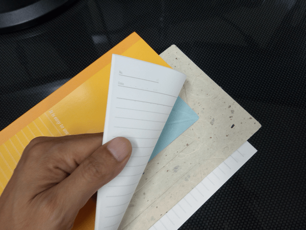 大学ノートに挟んだ和紙製モバイルスタンド「Foldable（フォルダブル）」