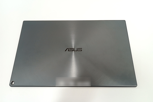 ASUS「ZenScreen Go」背面のASUSロゴの刻印