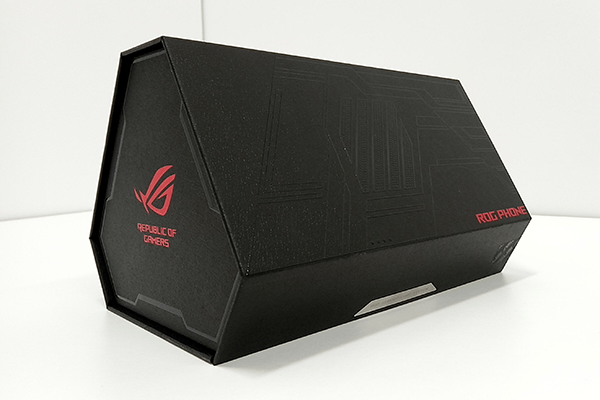 ASUS「ROG Phone」本体および付属品が梱包された化粧箱