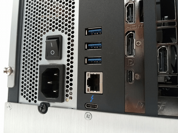 外付けGPU BOX背面のフロントUSB3.0×3ポート、有線LANポート、Thunderbolt 3（Type-C）端子