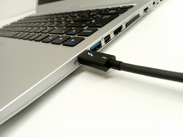 14型iiyamaノートPC(STYLE-14FH054-i7-UHSS)にThunderbolt 3（Type-C）ケーブルを接続