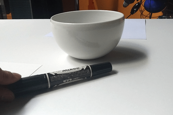 白いテーブルの黒いペンがしっかりと写り込んでいる。なるほど！