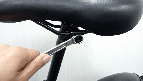 Seatylock Gel取り付け前に一般的な自転車のサドルを外す