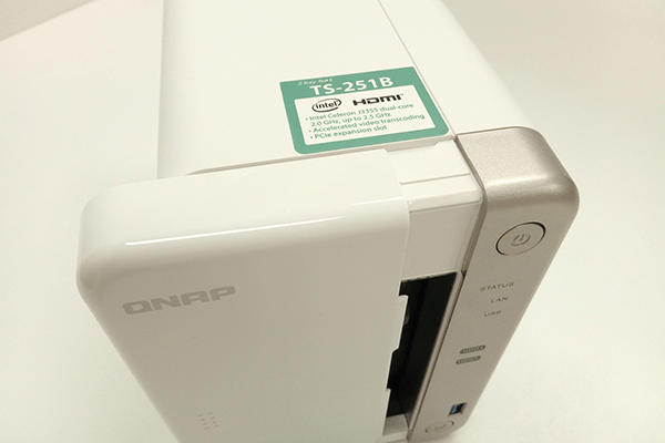 QNAP TS-251B前面カバーをスライドしたところ