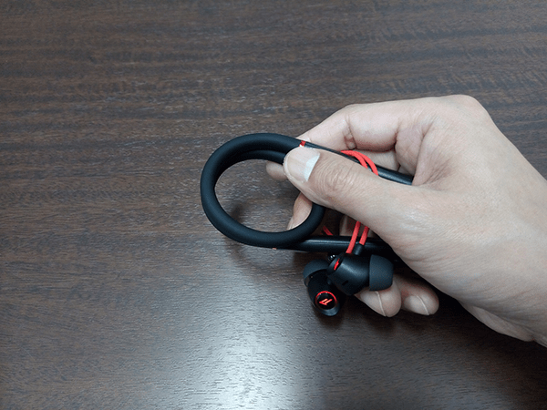 Spearhead VR BT In-ear headphoneのネックバンドを折り曲げてコンパクトにしたところ