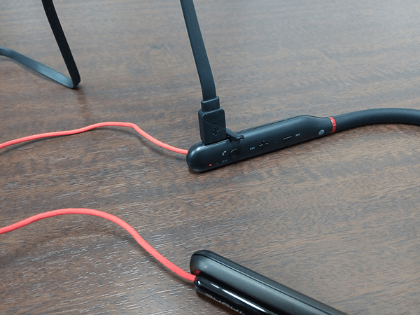 Spearhead VR BT In-ear headphoneを付属のケーブルを使って充電中