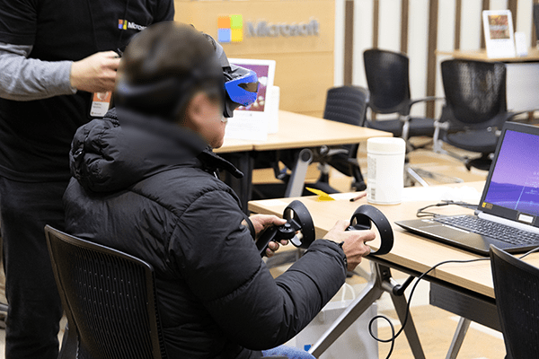 マイクロソフトのスタッフさんにサポートされVR体験