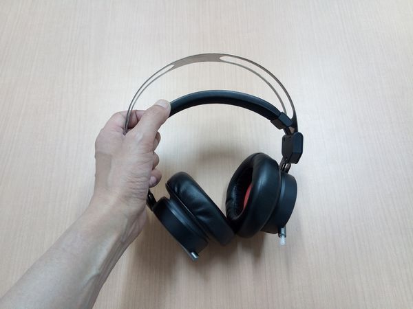 Spearhead VRX Gaming Headphonesを手に持った時のサイズ感