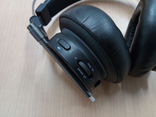 Spearhead VRX Gaming Headphonesの便利なコントロールスイッチ類（ボリューム/ベーススライダー/マイクボタン）