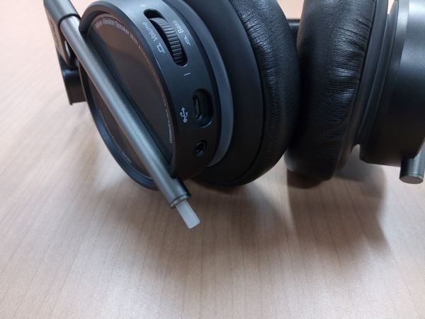 Spearhead VRX Gaming Headphonesの便利なコントロールスイッチ類（USBコネクタ/3.5mmオーディオジャック）