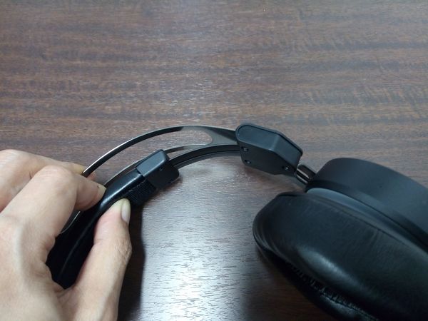 Spearhead VRX Gaming Headphonesのヘッドバンドを伸ばした時の状態