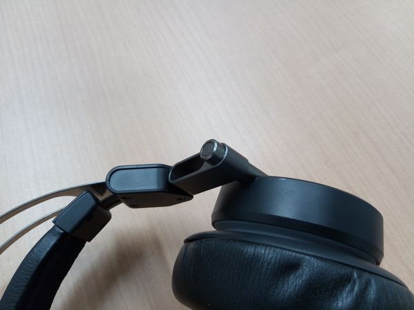 Spearhead VRX Gaming Headphonesの本体に搭載されているリアマイク（逆位相信号を出してノイズを低減）