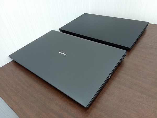 幅の比較（手前：デスクトップCPU搭載ノート、奥：モバイルCPU搭載ノート）