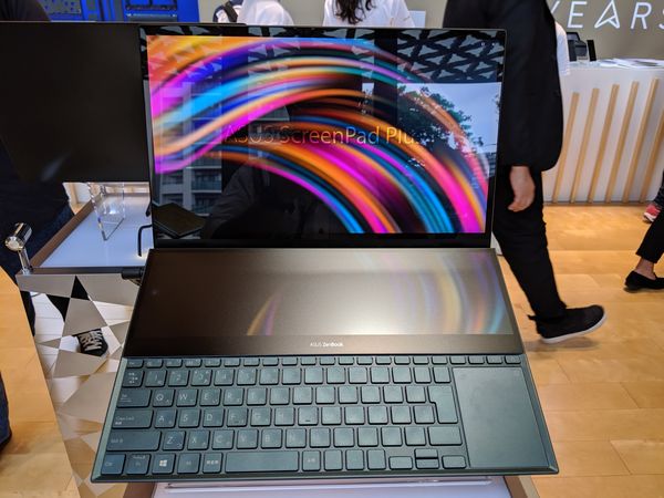 ZenBook Pro Duoの実機画像(正面)