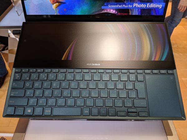 ZenBook Pro Duoのキーボード上半分を占める「ZenScreen+」
