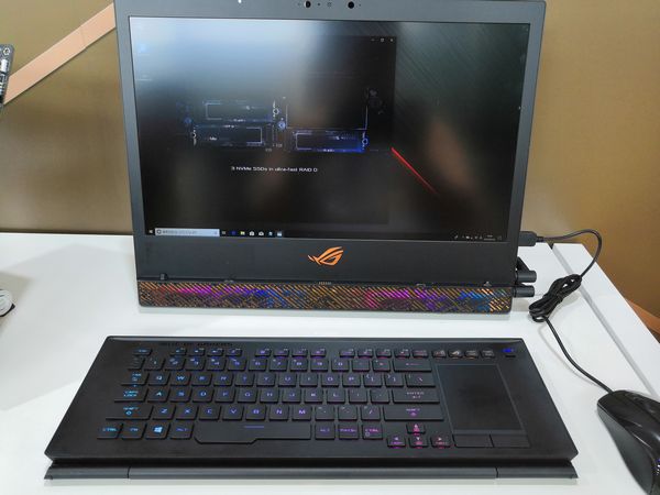参考出展されていたASUSゲーミングラップトップ(キーボード分離状態)