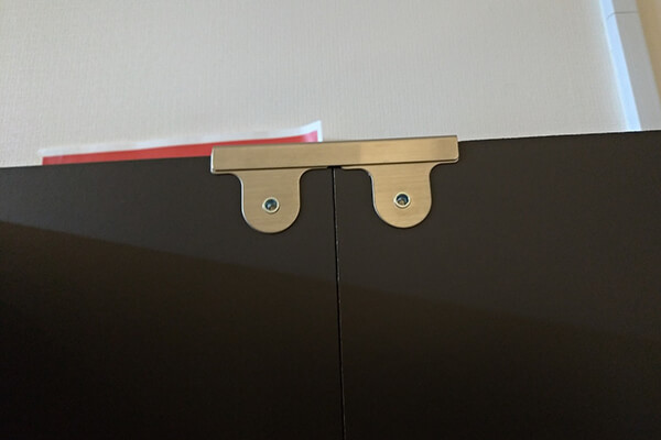 コの字型の金型でデスク/クローゼットと壁板を連結-2