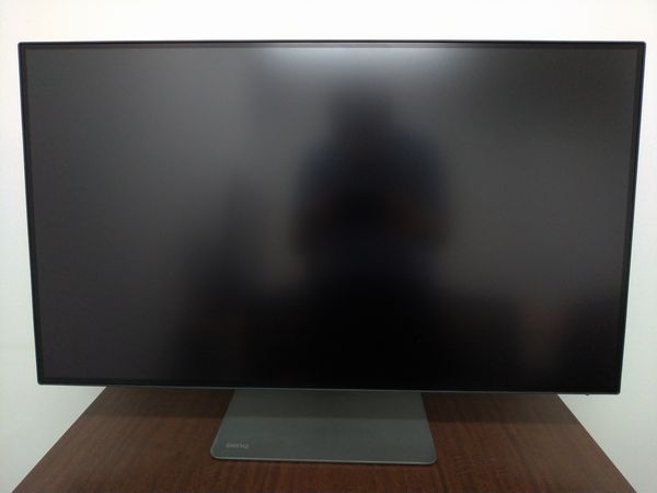 BenQ PD3220U の外観(正面)