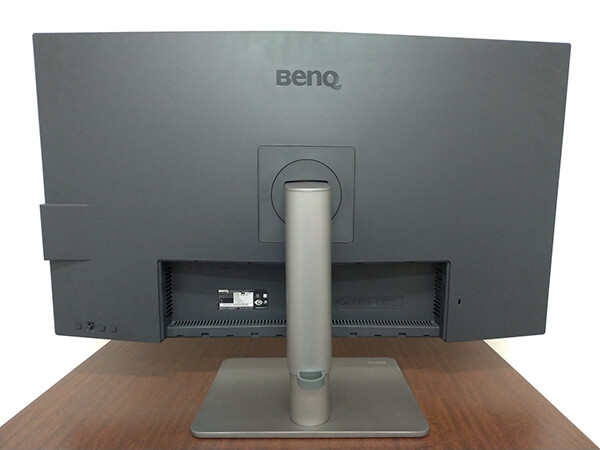 BenQ PD3220U の外観(背面)