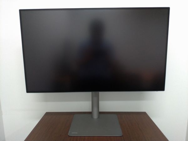 BenQ PD3220Uのスタンドを伸ばした状態