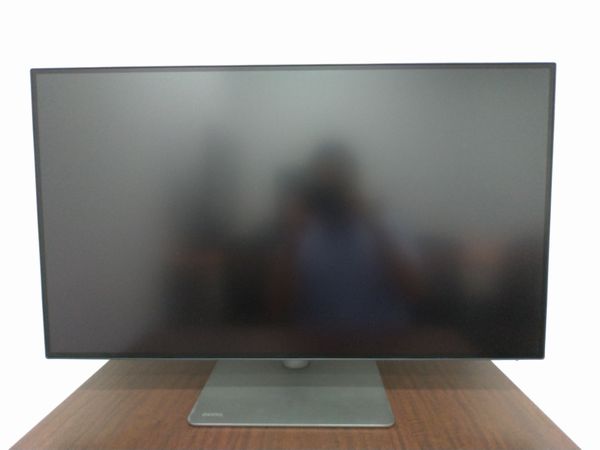 BenQ PD3220Uのスタンドを縮めた状態