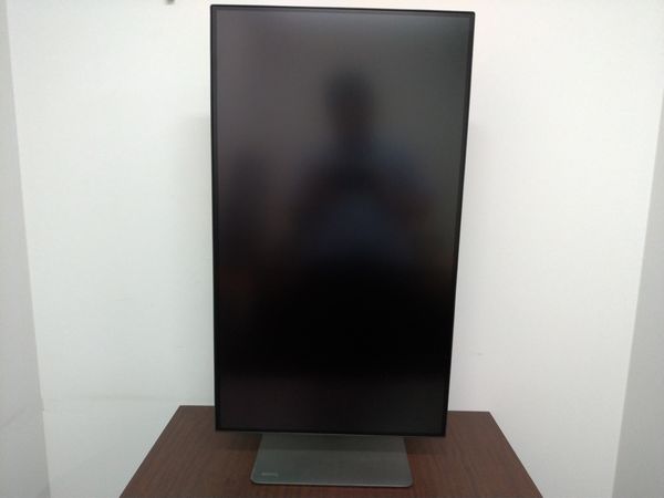 BenQ PD3220Uを90°ピボットさせた状態