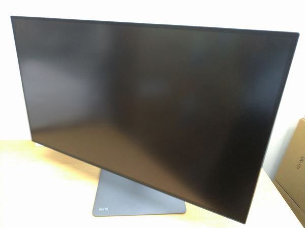 BenQ PD3220Uを左にスイーベルさせた状態