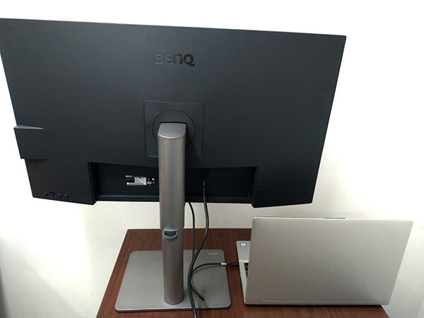 BenQ PD3220UをThunderbolt3(端子はUSB-Type-C形状)でノートパソコンと接続(背面)