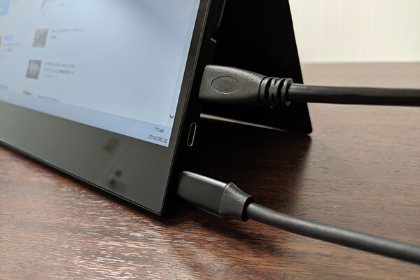 モバイルディスプレイ「FW-LCD156」電源供給用にUSB Type-Cケーブルを接続