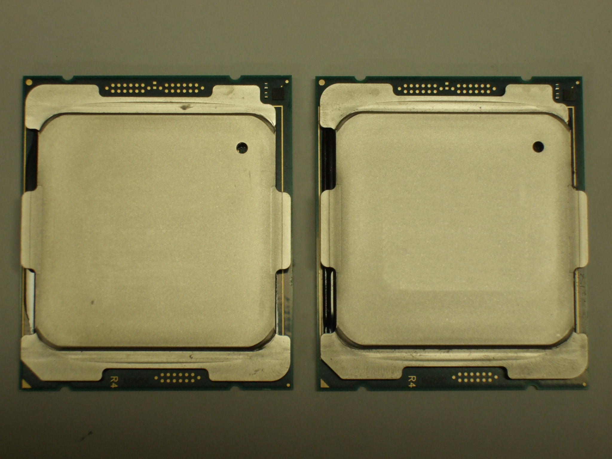 Core i9-10980XE、右：Core i9-9980XE