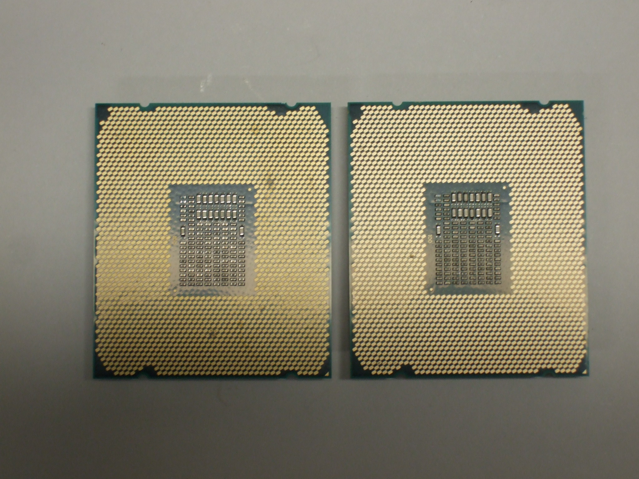 Core i9-10980XE、右：Core i9-9980XECPU裏面