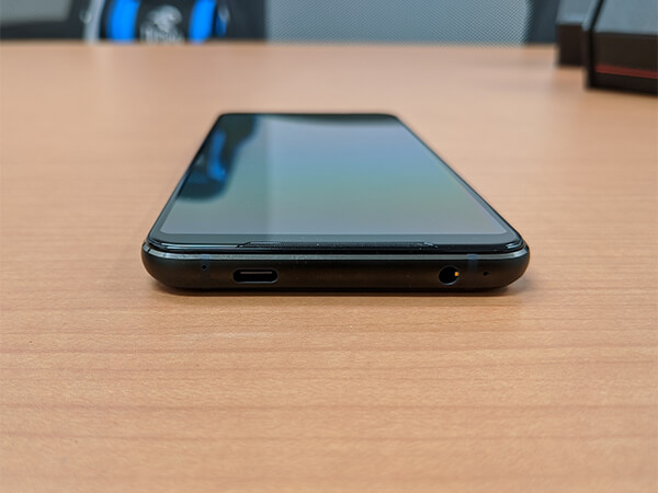 ASUS ROG Phone 2の外観(底部)
