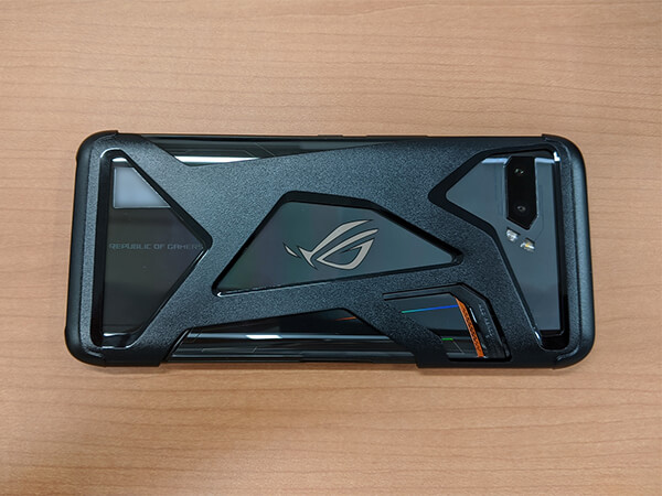 ASUS ROG Phone 2本体に「AeroCase」を取り付けた様子